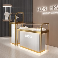 Vitrine à bijoux incurvée avec éclairage LED, couleur personnalisable, en verre et acier inoxydable, design or et jade, pour la présentation de bijoux, montres et cosmétiques
