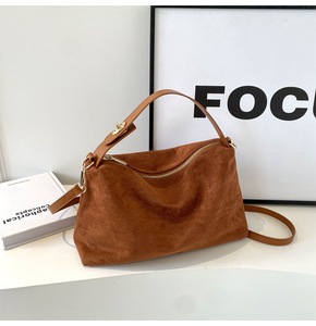 กระเป๋าสะพายข้างสีพื้นเรียบง่าย ดีไซน์เฉพาะกลุ่ม ฤดูใบไม้ผลิ 2024 แฟชั่นใหม่ ปิดด้วยซิป ใช้ได้ทุกฤดู - Product Image 4