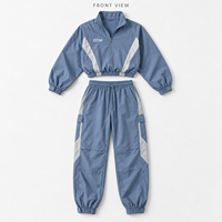 Ensemble de survêtement deux pièces personnalisé pour femme, veste courte à col montant et demi-zip color block, pantalon cargo assorti, tenue décontractée