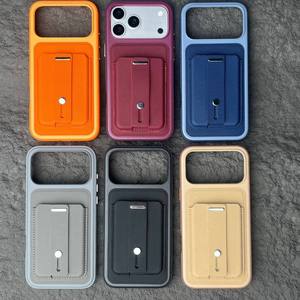 เคสโทรศัพท์แบบ 3-in-1 สำหรับขายส่ง วัสดุ TPU พร้อมช่องใส่บัตร ลายคาร์บอนไฟเบอร์ หนัง ปุ่มโลหะ ตัวตั้งแบบขาตั้ง ไม่ใช่แม่เหล็ก สำหรับ iPhone Series - Product Image 3