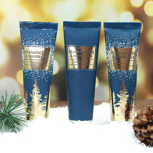 <span class=keywords><strong>Set</strong></span> Regalo di Lusso 2024 per la Cura del Corpo e Bagno con Lozione e Crema Mani Personalizzata dal Design Natalizio di Tendenza per le Feste - Product Image 2