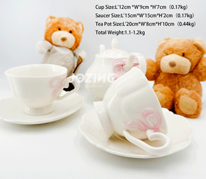 <span class=keywords><strong>Set</strong></span> da Tè in Ceramica con Teiera da 500 ml e <span class=keywords><strong>Due</strong></span> Tazze da 250 ml con Piattino, Design Carino con Fiocco, Prezzo all'Ingrosso - Product Image 2