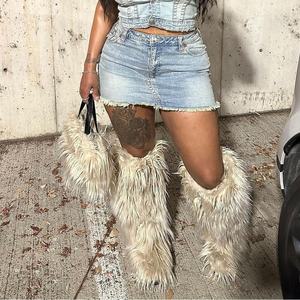 2025 신발과 가방 세트 여성용 인조 모피 무릎 높은 부츠 패션 겨울 모피 핸드백 숙녀 푹신한 지갑 - Product Image 3