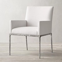 Chaise de salle à manger italienne moderne minimaliste de luxe léger en fer avec accoudoirs et rembourrage doux, pour usage domestique (Guangdong)