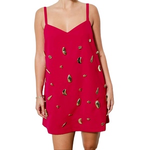 ชุดเดรสลำลองสำหรับงานปาร์ตี้ คอวี สายเดี่ยวสีแดง แต่งลายทองเมทัลลิก ดีไซน์หรูหรา คุณภาพสูง สำหรับฤดูใบไม้ผลิและฤดูร้อน - Product Image 1