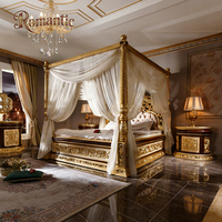 Lit à baldaquin royal turc de luxe en bois foncé et finition dorée, cadre sculpté orné avec baldaquin en voile pour villa et chambre d'hôtel