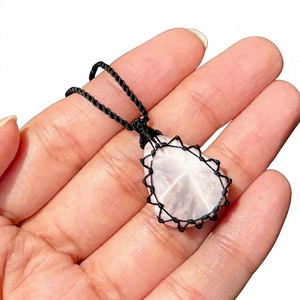 Collier bohème ajustable en macramé avec pendentif en cristal de quartz rose fait main, style cage à cordon noir, bijoux en pierre naturelle, vente en gros - Product Image 1