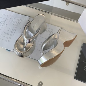 รองเท้าแตะแบบหนีบพื้นสูงสไตล์ฝรั่งเศส รุ่นใหม่ปี 2026 สำหรับผู้หญิง วัสดุ PU เหมาะสำหรับใส่ไปทะเล - Product Image 3