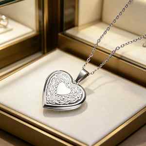 Collar Hecho a Mano con Colgante de Corazón Grabado y Foto Personalizada, Regalo de Cumpleaños para Mejor Amiga - Product Image 2