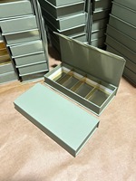 Boîte rigide élégante vert sauge à fermeture magnétique avec doublure dorée, boîte en papier d'art imprimée UV sur mesure pour la vente en gros