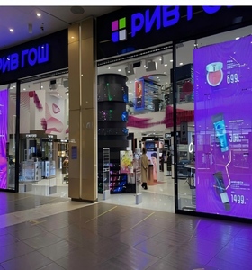 Pantalla LED Transparente de Alta Definición P2.5 para Exhibición en Ventanas de Tiendas Minoristas - Product Image 3