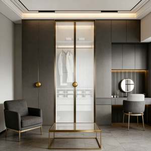 Armoire en verre moderne de luxe personnalisée Balom, porte en verre nervuré, cadre doré, intégrée dans la chambre à coucher - Product Image 1
