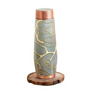 Thermos en cuivre au design floral moderne avec motif feuille d'or, bouteille d'eau portable de voyage avec accents verts - Product Image 1