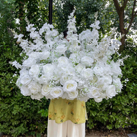 Großhandel Realistische Künstliche Blumen für Gehwege 80cm Weiße Rose Rittersporn Blumen Hochzeitsgang Blumenstrauß