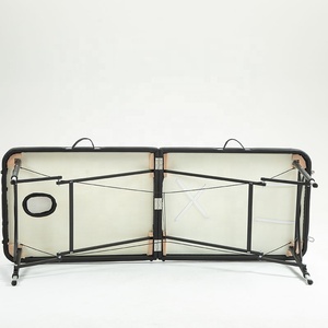 <span class=keywords><strong>Table</strong></span> <span class=keywords><strong>de</strong></span> <span class=keywords><strong>massage</strong></span> pliable en aluminium, directement <span class=keywords><strong>de</strong></span> l'usine, avec éponge haute densité, pieds réglables noirs, personnalisable pour les hôtels et les salles <span class=keywords><strong>de</strong></span> sport - Product Image 4