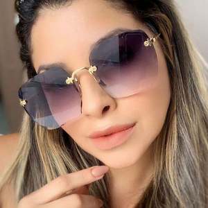 Lunettes de soleil surdimensionnées de luxe pour femmes avec logo personnalisé, verres dégradés roses, lunettes de soleil carrées sans monture pour femmes - Product Image 1