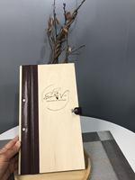 Porte-menu classique en bois pliable avec logo personnalisé en relief doré pour restaurants, cafés, bars avec bouton à visser