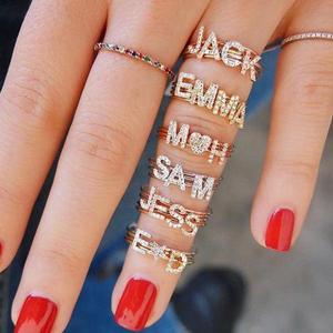 Anillo Minimalista con Inicial Personalizada en Oro, Joyería Delicada de Latón para Mujer con Nombre Personalizado y 26 Letras del Alfabeto - Product Image 1