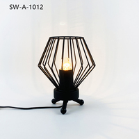 Lampe de table LED moderne nordique personnalisée en métal noir pour café et dîner, vente en gros