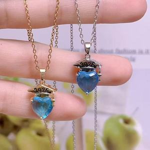 Charme de chapeau de remise de diplôme personnalisé, collier Jessica, pendentif en forme de cœur, gemme personnalisée, cadeau de classe pour les étudiants - Product Image 5