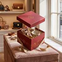 Boîte cadeau en papier rouge avec ruban, imprimé floral, boîte d'emballage carrée pour cadeau de fête