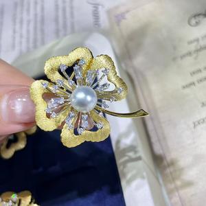 Broche de fleur de camélia élégante et haut de gamme, simple et tendance, perles d'eau de mer naturelles, accessoire féminin célèbre sur internet - Product Image 3