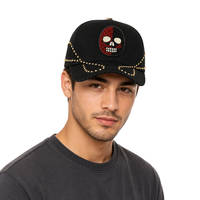 Casquette de baseball personnalisée style punk rock avec crâne, ornée de perles, strass et rivets, visière vieillie, fermeture snapback avec boucle métallique