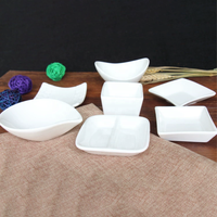Assiettes en céramique blanches pures, design irrégulier, petites coupelles pour sauce soja, vinaigre, condiments, cornichons, pour restaurants et hôtels (vente en gros)
