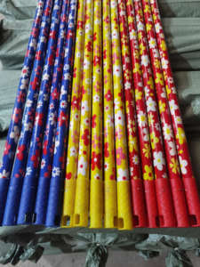 Venta al por mayor de palos de escoba de madera recubiertos de colores con diseño floral de China, tubo de PVC de colores de diferentes longitudes, mango de fregona de plástico del fabricante - Product Image 2