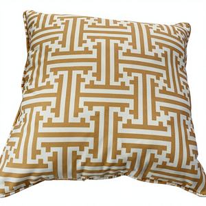 Esta funda de almohada de lino cuenta con un cierre y costuras impecables, añadiendo un toque decorativo a tu sala de estar. - Product Image 5