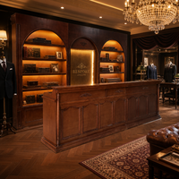 Comptoir d'accueil traditionnel avec vitrine intégrée, éclairage chaleureux et finition imitation bois pour intérieur commercial