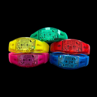 Bracelet LED multicolore FineGreen pour mariages, festivals et événements du Nouvel An, avec affichage personnalisé du logo, vibrations musicales et clignotements