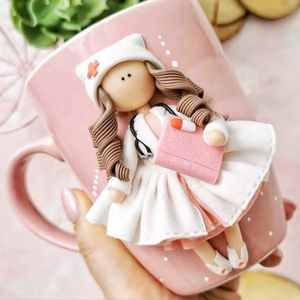 แก้วมัคเคลือบลายพิมพ์ภาพเด็กหญิงน้อยในสวน สีขาว ทำจากโพลีเมอร์เคล - Product Image 6