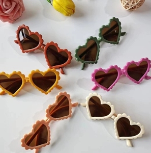 Gafas de Sol Infantiles Unisex con Protección UV400 y Diseño de Corazón Color Durazno - Product Image 1