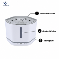 Fontaine à eau hexagonale pour animaux de compagnie avec bec en forme de fleur, fontaine à boire automatique pour chat et chien avec bassin à motif d'os, blanche