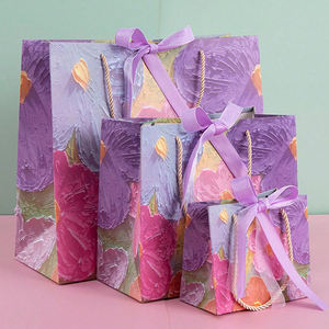 Bolsa de Papel con Diseño de Flores al Estilo Pintura al Óleo - Hermosa Bolsa de Regalo con Diseño Rosa de Primavera y Lazo - Product Image 1