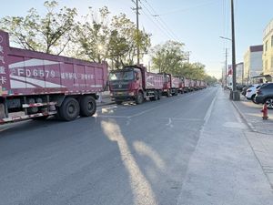 Camión Volquete Usado SHACMAN 6*4 Precio Económico Excelente Rendimiento Camión Volquete Usado SHACMAN en Venta - Product Image 3