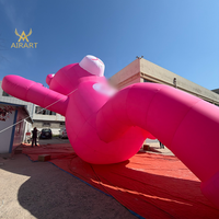 Statue de mascotte géante gonflable en forme d'ours rose allongé pour l'installation en centre commercial pour la Saint-Valentin, ornement pour spot photo sur pelouse de complexe hôtelier