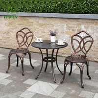 Mesas y sillas de aluminio fundido de metal populares para exteriores, mesa de aluminio fundido de café con dos sillas para jardín