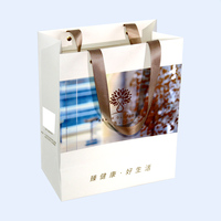 Bolsas de regalo de cuerda de papel blanco personalizadas para peluca Bolsas de compras de ropa perforadas por gravedad ecológicas de lujo con relieve