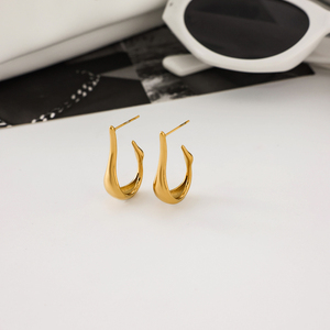 J & D Trendy Fashion Hoop Earring 18K Chapado en oro Acero inoxidable Clásico Irregular Pulido U Shape Hollow CC Hoop Earring - Product Image 5
