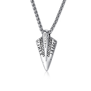 Collier avec pendentif flèche en acier inoxydable pour hommes, symbole viking, design géométrique, bijoux cadeau - Product Image 1