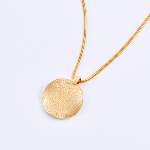 Collana di gioielli di moda con pendente di forma rotonda per donna e uomo design <span class=keywords><strong>gioiello</strong></span> <span class=keywords><strong>artigianale</strong></span> in acciaio inossidabile - Product Image 1