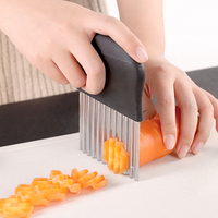 Roestvrijstalen friet- en groentesnijder met gegolfd design, comfortabel handvat, duurzaam plastic voor het snijden van aardappelen
