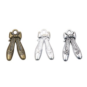 Abalorios de aleación de zinc con diseño de <span class=keywords><strong>zapatillas</strong></span> de <span class=keywords><strong>ballet</strong></span> con lazo y grabado para pulseras de recital de danza - Product Image 1