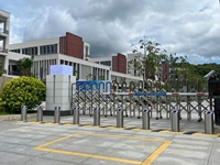 Système de gestion de contrôle d'accès pour parking avec reconnaissance intelligente des plaques d'immatriculation et poteaux de signalisation automatiques