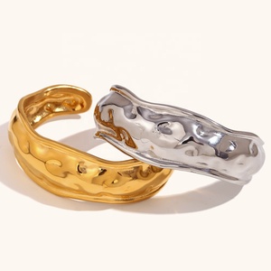 Joyería de Moda Resistente al Deslustre e Impermeable, Brazalete Abierto de Acero Inoxidable con Baño de Oro de 18K, Diseño Ondulado Martillado para Mujer - Product Image 5