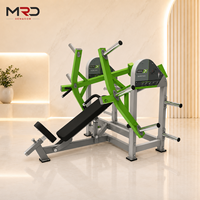 Máquina de Press de Pecho Inclinado con Carga de Discos de Acero y Características de Seguridad para Entrenamiento de Fuerza de Pectorales y Hombros en Gimnasios y Clubes de Fitness