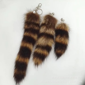 Venta al por mayor cola <span class=keywords><strong>de</strong></span> piel <span class=keywords><strong>de</strong></span> <span class=keywords><strong>mapache</strong></span> Real para vacaciones Cosplay boda fiesta visón piel real <span class=keywords><strong>mapache</strong></span> cola llavero - Product Image 3