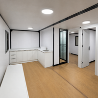 Bâtiment conteneur à deux étages, panneaux gris foncé, éclairage LED, unité modulaire préfabriquée pour bureau et logement, idéale pour l'hébergement sur chantier.
